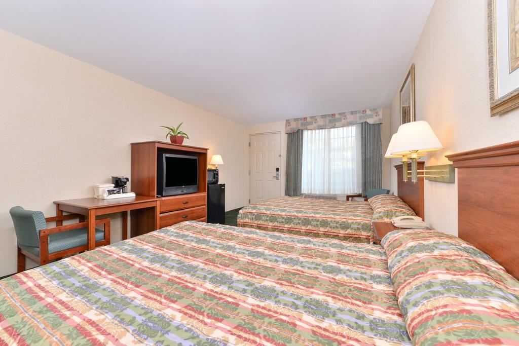 Tower Inn And Suites Of Guilford / Madison Room photo